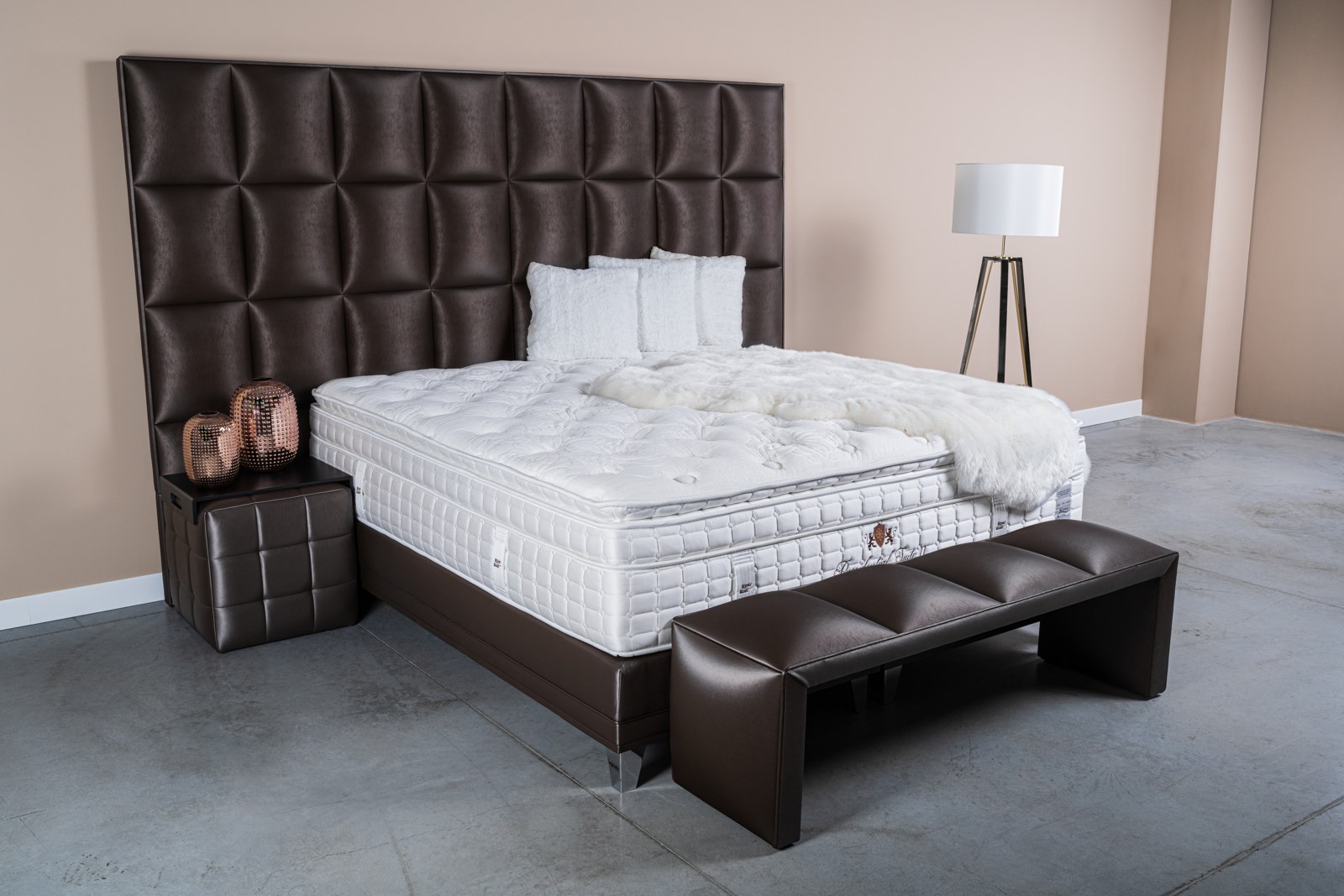 Kontinentální postel MAGNUM s vysokou matrací a pillow-top vrstvou v showroomu